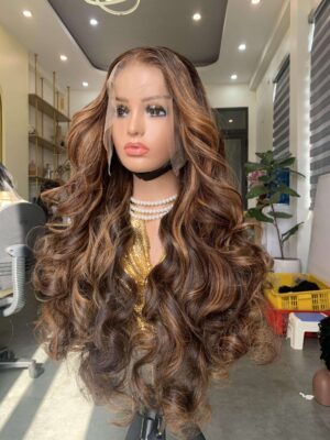 Peluca de cabello humano natural con ondas profundas y rizado, con base frontal de encaje de grado Remy y estilo tejido.